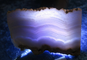 Kalsedoni raaka sahattu vaaleansininen pitsiakaatti 68x42x18-12mm 77g 