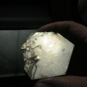 Muskoviitti 88g 6-kulmainen 60x55mm 23mm paksu H16N 