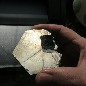 Muskoviitti 88g 6-kulmainen 60x55mm 23mm paksu H16N 