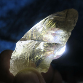 Hi72f Savukvartsi rutiilikvartsi raaka 82g 70x40x28mm Hi72f 