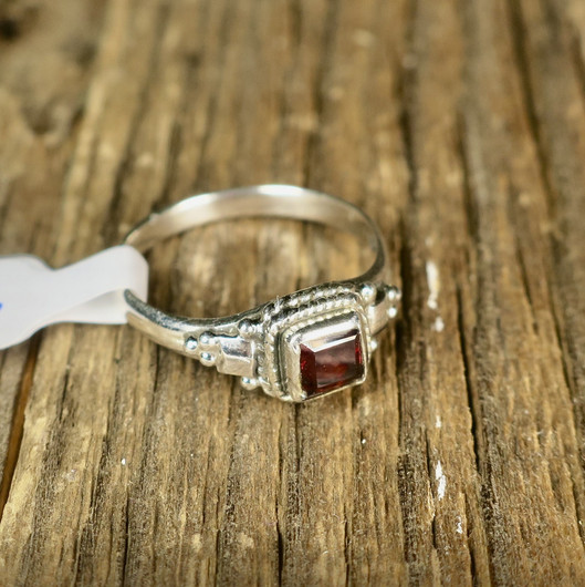 Hopeasormus almandiini granaatti neliö NS. Valitse koko