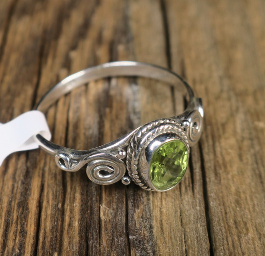 Hopeasormus peridootti ovaali OVS. Valitse koko.