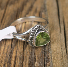 Hopeasormus peridootti kolmio K. Valitse koko.