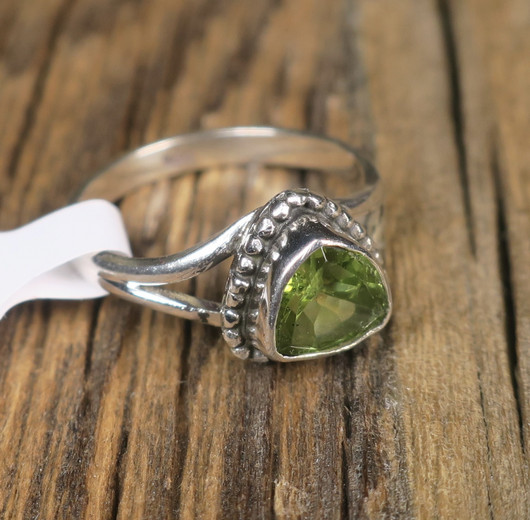 Hopeasormus peridootti kolmio K. Valitse koko.