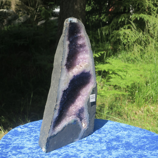 Ametistigeodi iso 11,25kg sisustuskivi,2-kideonkaloa 