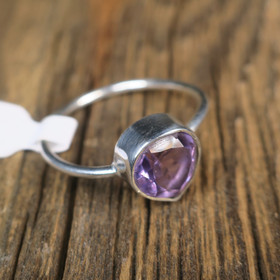 Hopeasormus ametisti pisara viistehiottu. Valitse koko valikosta. PIS