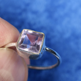 Hopeasormus ametisti neliskulmainen viistehiottu, koko 19mm NS