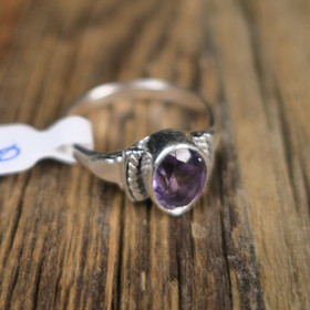 Hopeasormus ametisti ovaali viistehiottu. Koko 16.5mm OVR