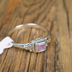 Hopeasormus ametisti neliö viistehiottu. Valitse koko. NS1