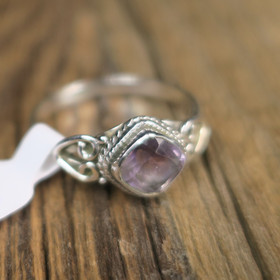 Hopeasormus ametisti neliö viistehiottu, koko 16.6mm NK