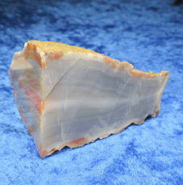 Akaatti 1 sivu hiottu ja toinen sahapinta 554g 90x85x65mm Hi131a 