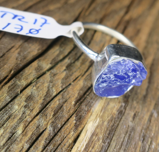 Hopeasormus tansaniitti raakakivi 17mm TR17