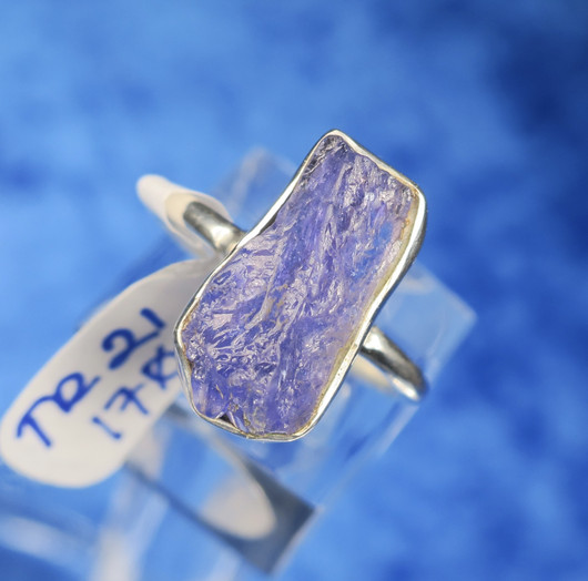 Hopeasormus tansaniitti raakakivi 17mm TR21