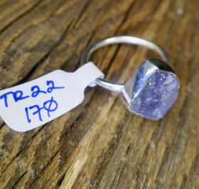 Hopeasormus tansaniitti raakakivi 17mm TR22