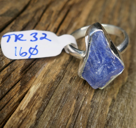 Hopeasormus tansaniitti raakakivi 16mm TR32