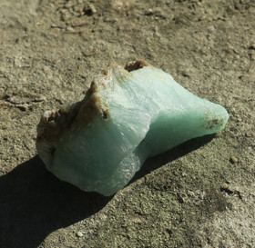 Kalsiitti Caribian Blue sinivihreä raaka 10g A 30x16x16mm 