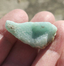 Kalsiitti Caribian Blue sinivihreä raaka 10g A 30x16x16mm 