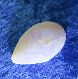 Opaali valkoinen pisara 30x18mm 3.6g  Hi126valk