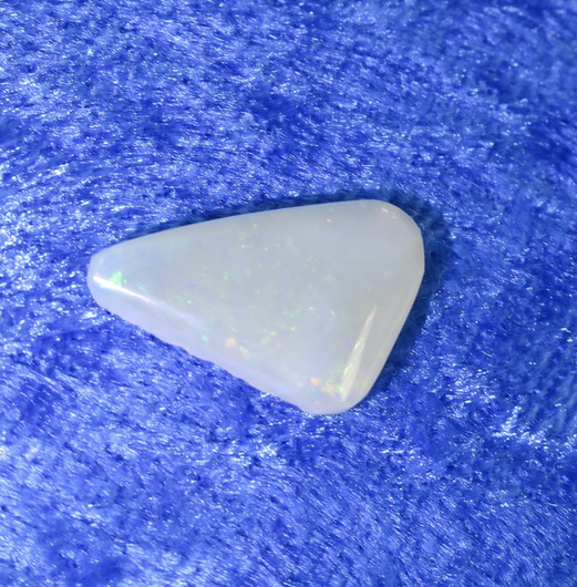 Opaali valkoinen rumpuhiottu 0.8g 17x15x11mm Hi126valk