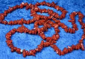 Helmet punainen jaspis 85cm sipsihelmet