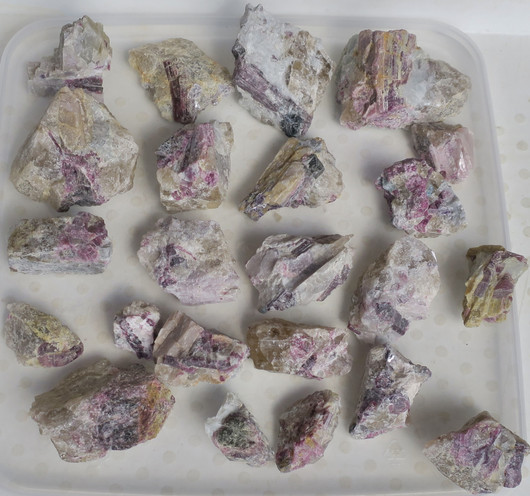 Rubelliitti pegmatiitissa 500g raakapaloja Haapaluoma. Tukkuhinta erä1