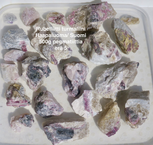 Rubelliitti pegmatiitissa 500g raakapaloja Haapaluoma. Tukkuhinta erä5