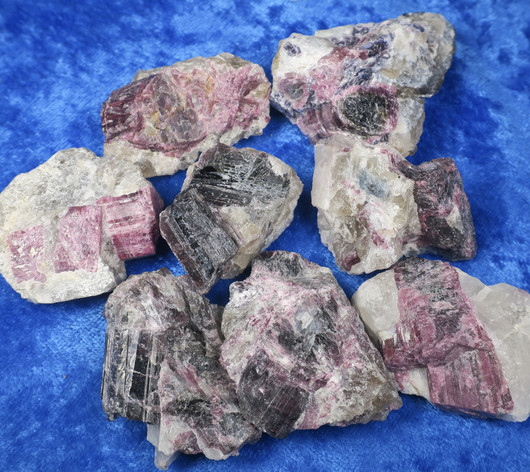 Rubelliitti raaka 30-40g pegmatiitissa. Suomi  Hi68