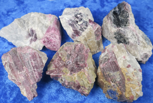 Rubelliitti raaka 25-30g pegmatiitissa. Suomi  Hi68