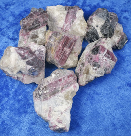 Rubelliitti raaka 20-25g pegmatiitissa. Suomi  Hi68