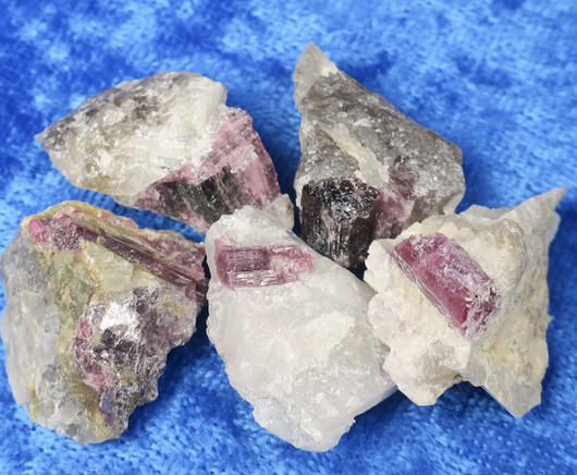 Rubelliitti raaka 4-5g pegmatiitissa. Suomi  Hi68