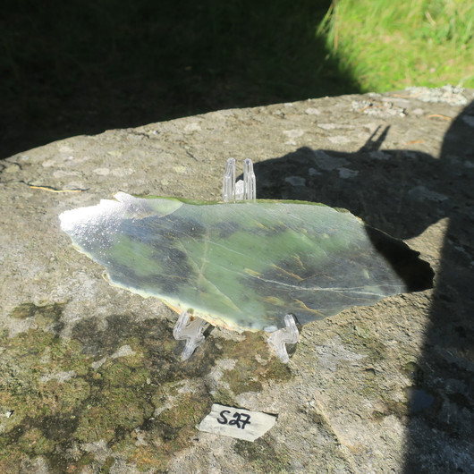 Jaloserpentiini siivu 240x90x6mm 250g Suomi S27