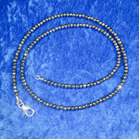 Helmet pyriitti 2.5-3mm viistehiottu, 45cm hopealukko