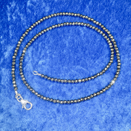 Helmet pyriitti 2.5-3mm viistehiottu, 45cm hopealukko