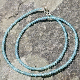 Kaulahelmet apatiitti viistehiottu 2.3-3mm, 45cm