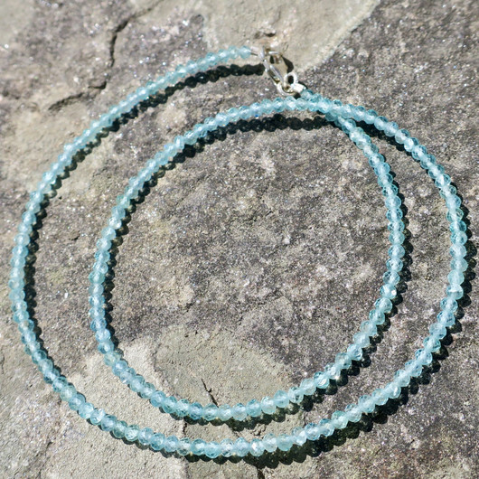 Kaulahelmet apatiitti viistehiottu 2.3-3mm, 45cm