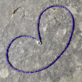 Helmet ametisti viistehiotut 2.5-3mm 45cm