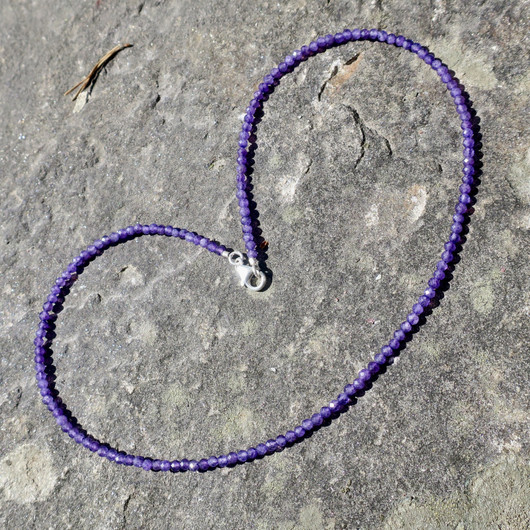 Helmet ametisti viistehiotut 2.5-3mm 45cm