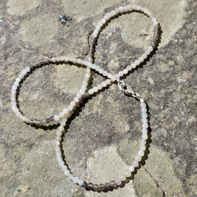 Helmet kuukivi ja gelioliitti 2.5-3mm viistehiottu 45cm