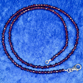 Helmet almandiini granaatti viistehiottu 2.5-3mm 45mm