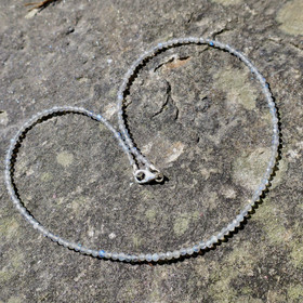 Helmet labradoriitti viistehiottu 2.5-3mm 45cm