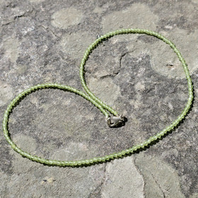 Helmet peridootti viistehiottu 2.5-3mm 45cm