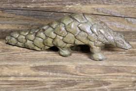 Kiviveistos, verdiitti muurahaiskäpy pangolin kivieläin 330g. Muvez56