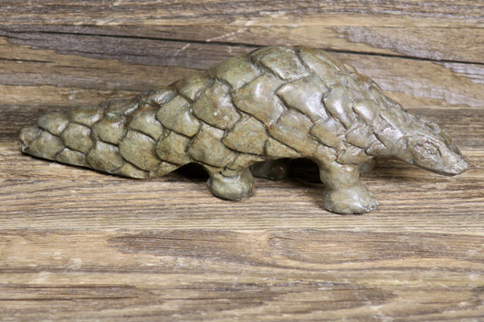 Kiviveistos, verdiitti muurahaiskäpy pangolin kivieläin 330g. Muvez56