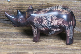 Veistos kaiverrettu ruskea sarvikuono 653g rhino nro59