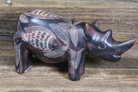 Veistos kaiverrettu ruskea sarvikuono 653g rhino nro59