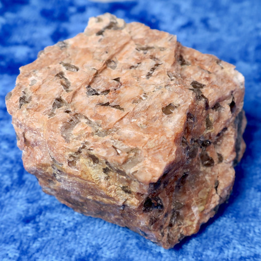 Kirjomaasälpä raaka 82g 40x35x25mm Suomi Hi134