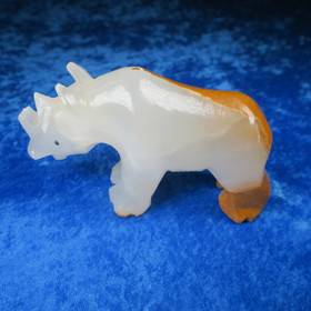 Kivieläin sarvikuono onyksmarmori 410g, sekunda