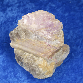 Pegmatiitti 115g rubelliitti, spodumeeni, lepidoliitti  Hi68L2 