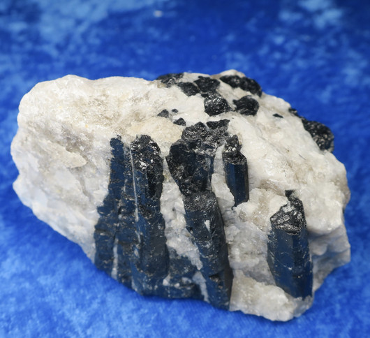 Musta turmaliini pegmatiitissa 350g Suomi  Hi136T 