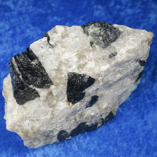 Musta turmaliini pegmatiitissa 350g Suomi  Hi136T 